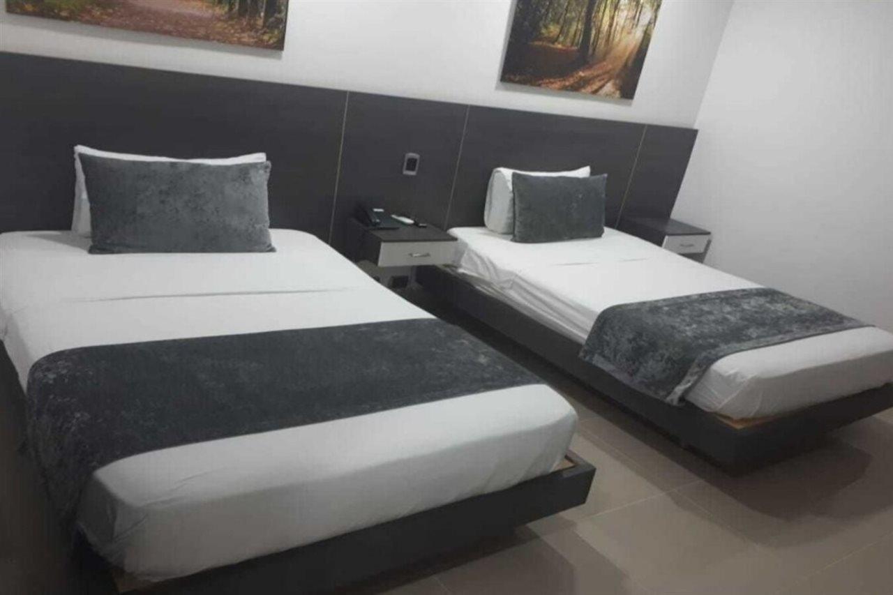 Calle 10 Express Hotel Medellin Ngoại thất bức ảnh