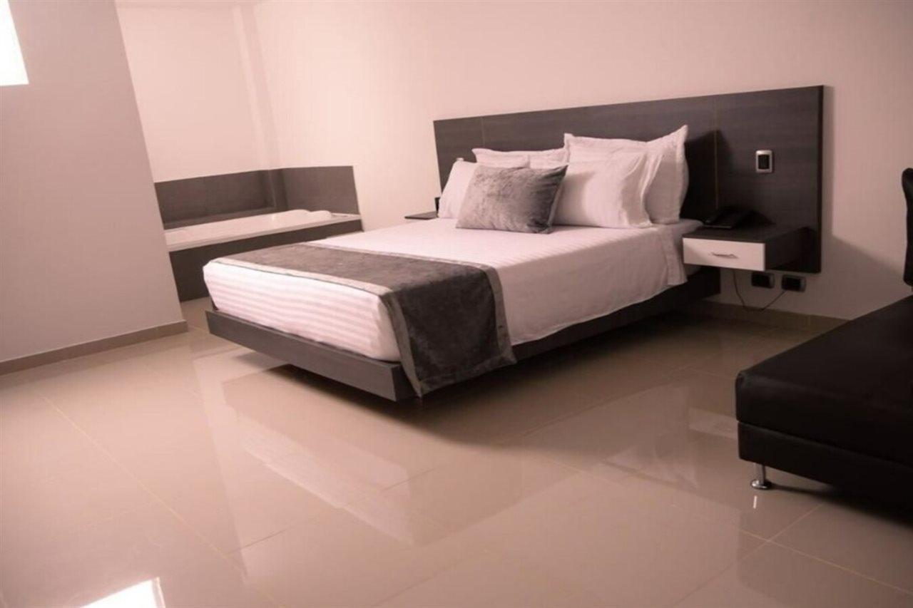 Calle 10 Express Hotel Medellin Ngoại thất bức ảnh