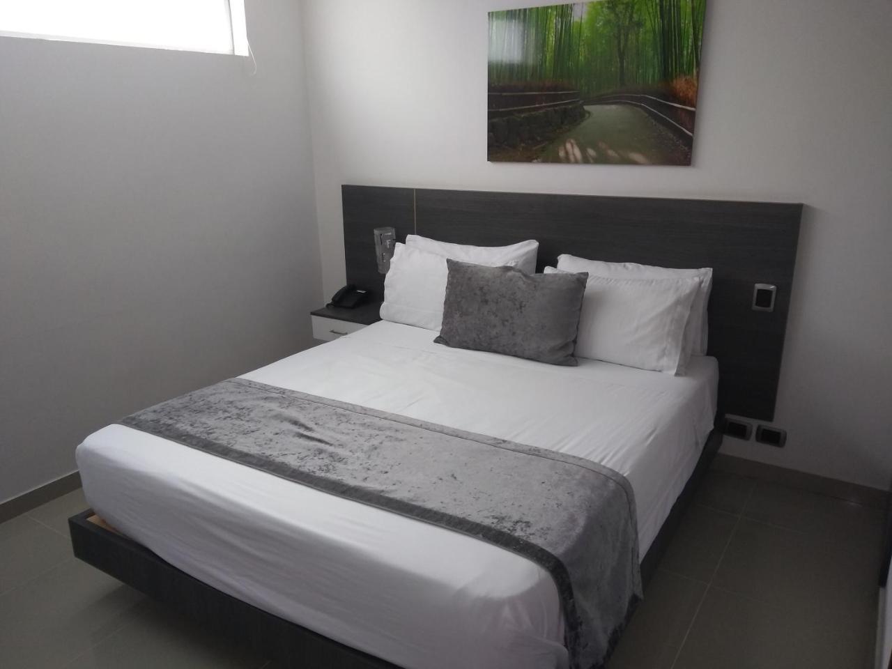 Calle 10 Express Hotel Medellin Ngoại thất bức ảnh