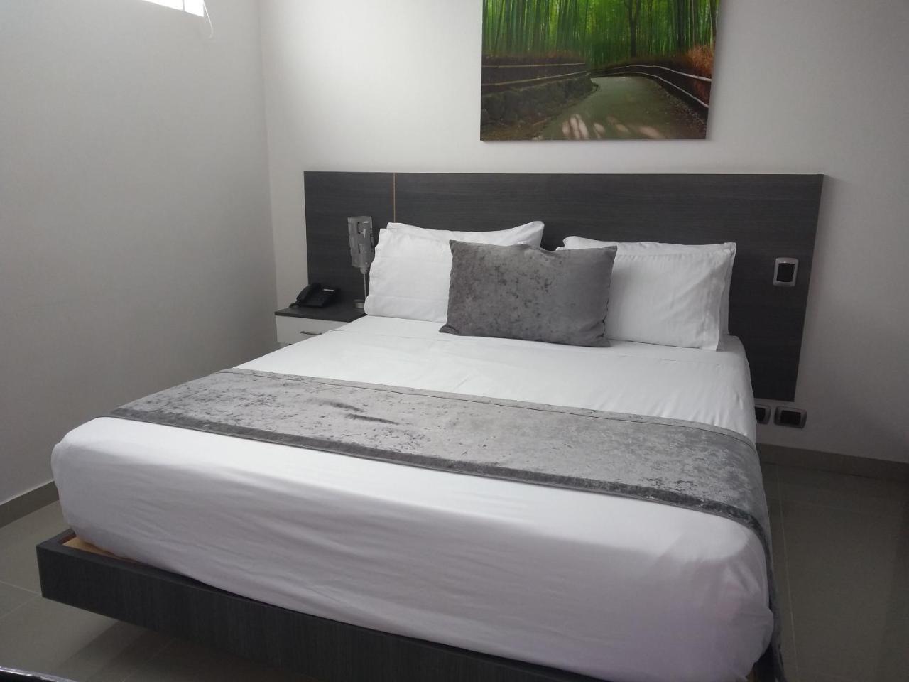 Calle 10 Express Hotel Medellin Ngoại thất bức ảnh