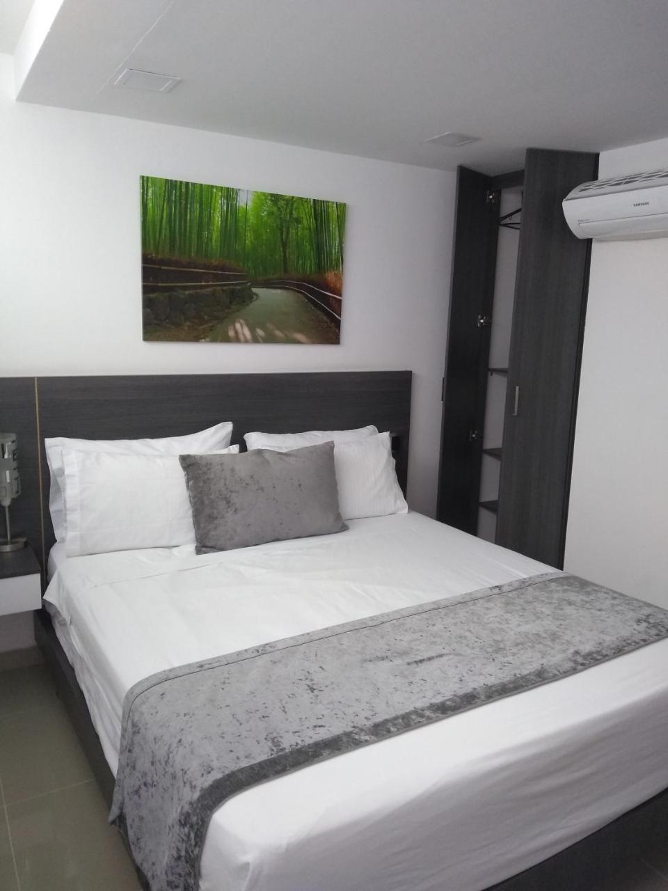 Calle 10 Express Hotel Medellin Ngoại thất bức ảnh