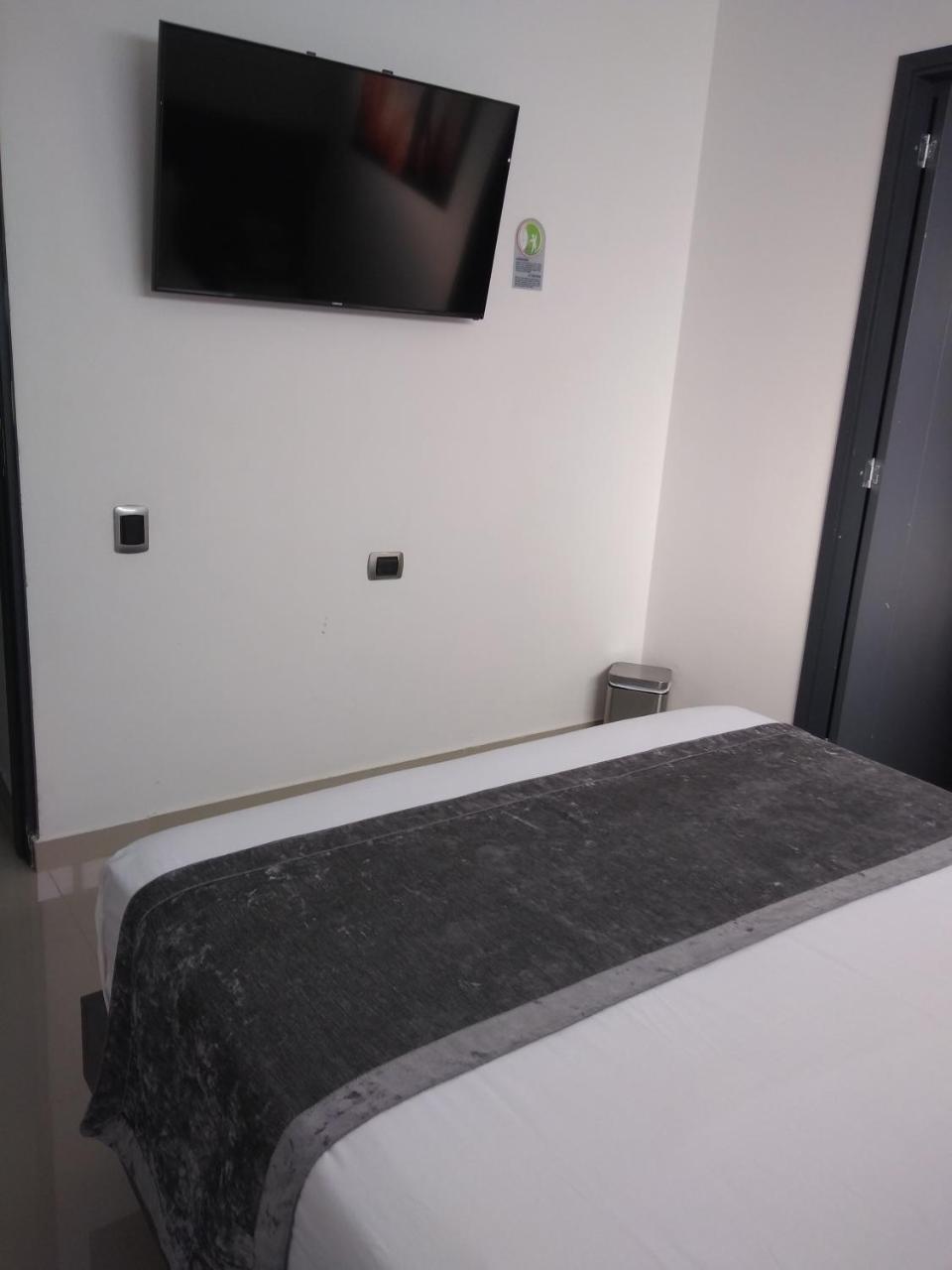 Calle 10 Express Hotel Medellin Ngoại thất bức ảnh
